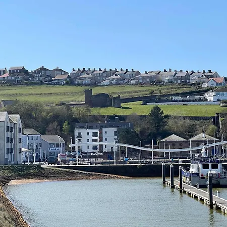 Spacious 1 Bed Harbour-side With Balcony *