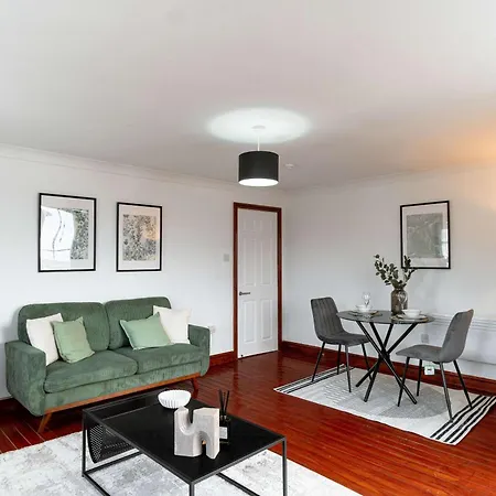 Spacious 1 Bed Harbour-side With Balcony Apartment *