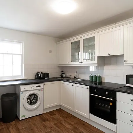 Spacious 1 Bed Harbour-side With Balcony Daire *