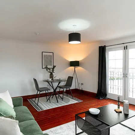 Spacious 1 Bed Harbour-side With Balcony *