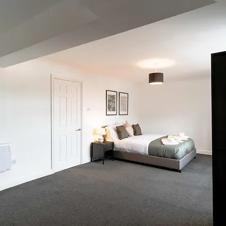 Spacious 1 Bed Harbour-side With Balcony *